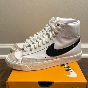 Nike Women's Blazer Mid 77 Shoes